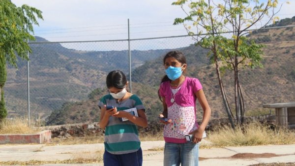 Entregan celulares a estudiantes para que puedan continuar con su educación a distancia