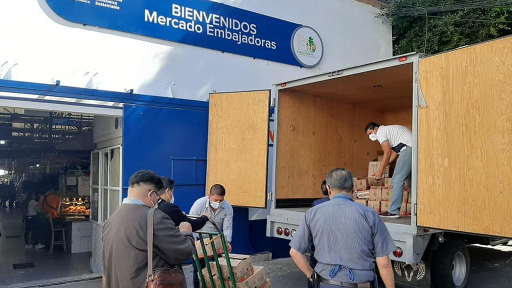 Regalarán leche en el Mercado Embajadoras para apoyar economía local