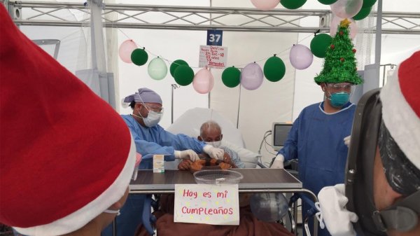 Celebran Navidad con pacientes COVID en Hospital Móvil