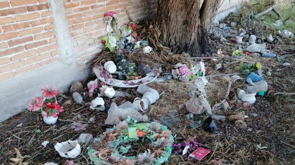 Difuntos descansan entre basura y desechos