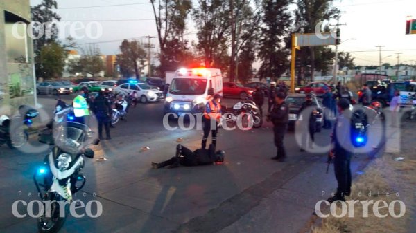 Policía y motociclista se impactan y chocan contra auto