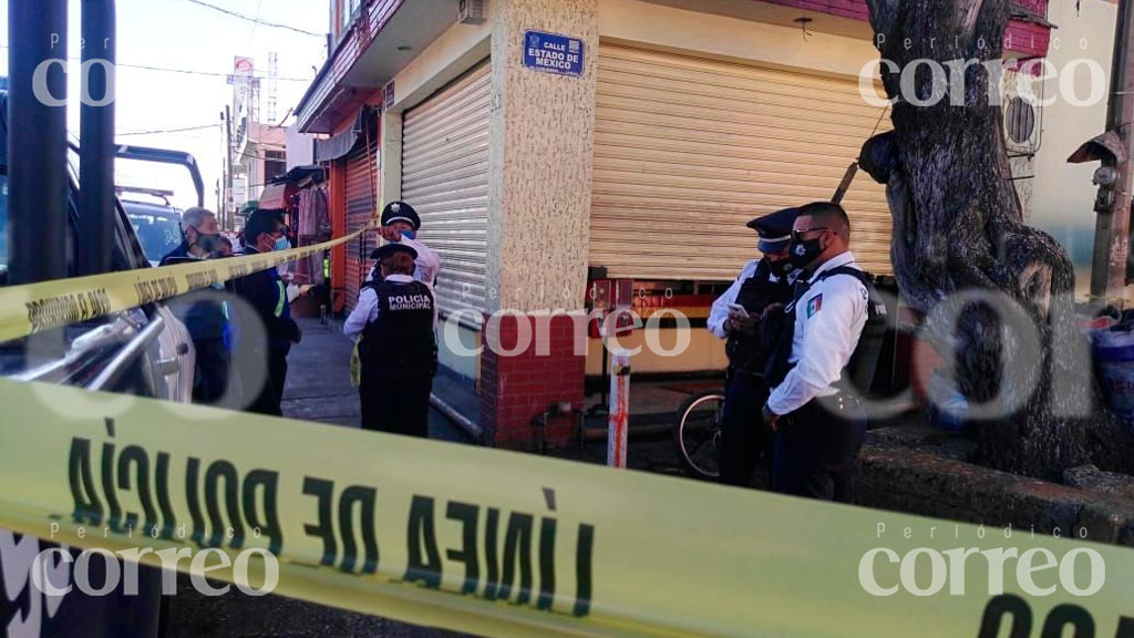 Hombre cae muerto al llegar a su trabajo en nochebuena