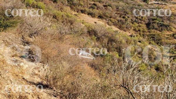 ¡SE SALVA DE MILAGRO! mujer se accidenta sobre la Guanajuato-Dolores Hidalgo