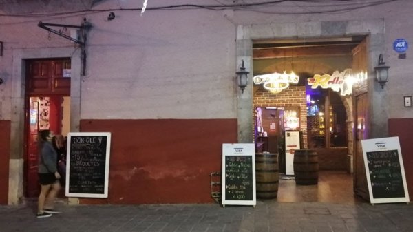 Avance a ‘Semáforo Rojo’ afecta a bares, cantinas y restaurantes