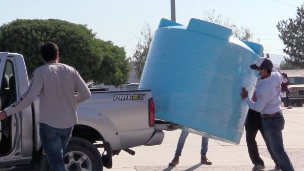 Entregan 45 cisternas a familias de comunidades