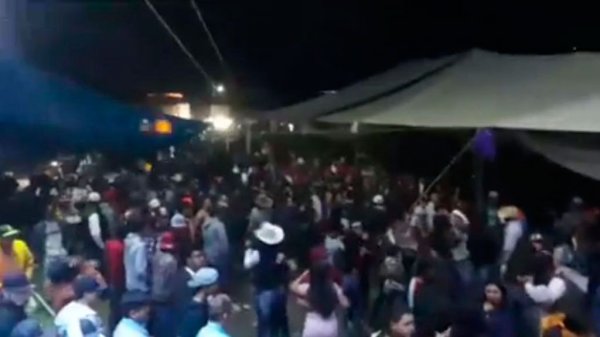 Mientras unos hacen fila por oxígeno… otros festejan