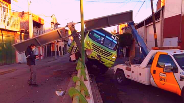 Chofer de la ruta 45 se va sobre muro de la avenida Lázaro Cárdenas en Celaya