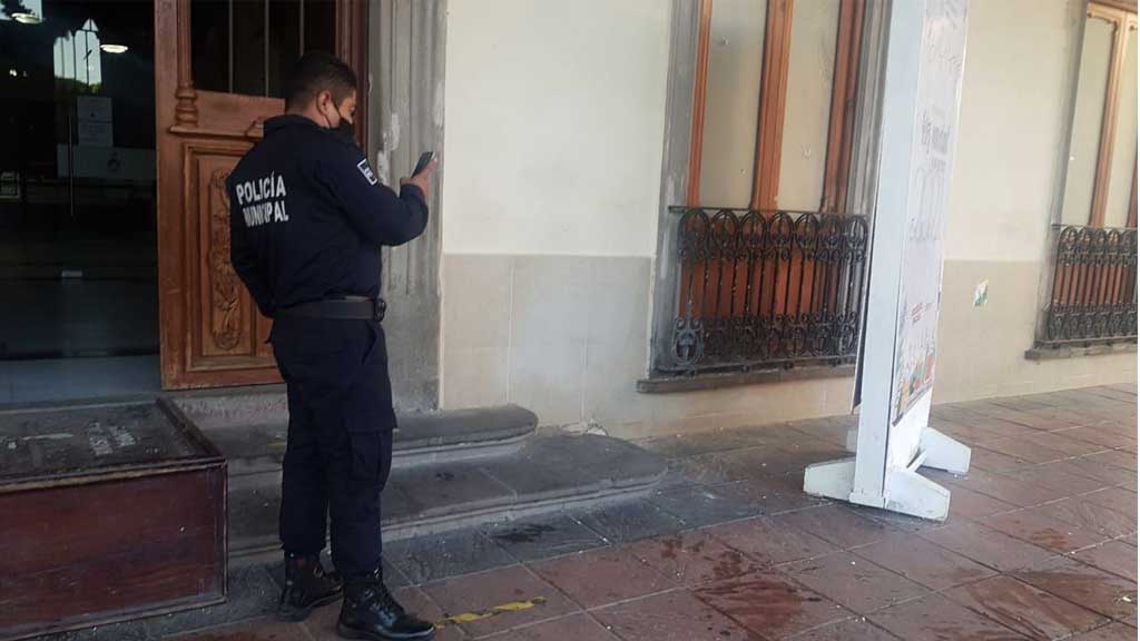 Quema de pirotecnia en Salamanca deja daños en la fachada de la Presidencia Municipal