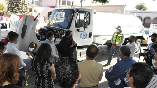 Entregan unidad cisterna con capacidad de 10 mil litros en Uriangato