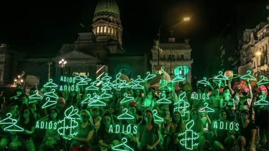 Senado aprueba el aborto legal y gratuito en Argentina