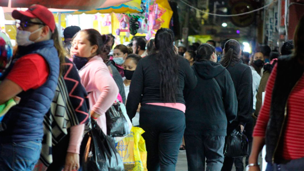 Cientos de celayenses salen a buscar un regalo pese a los contagios