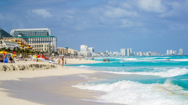 Se van a Cancún, les da COVID y ladrones desvalijan su casa