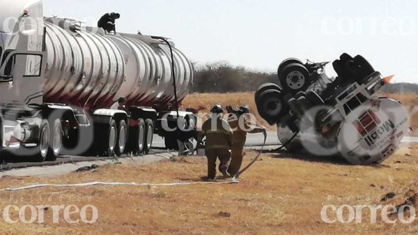 Volcadura de un tráiler con 30 mil litros de gasolina deja solo daños materiales