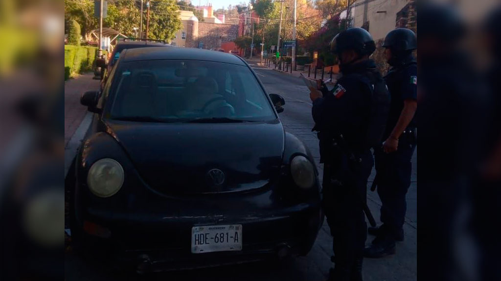 Recuperan auto robado; fue abandonado mal estacionado en San Javier