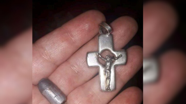 Bebé se salva de una bala perdida gracias al crucifijo que tenía puesto