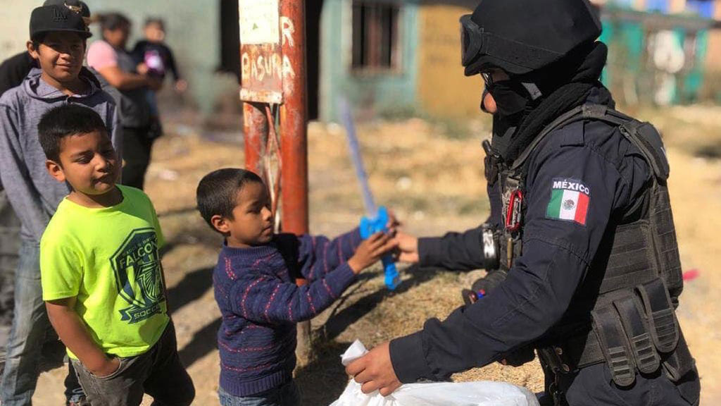 Los Reyes Magos se ‘disfrazan’ de azul para entregar regalos a silaoenses