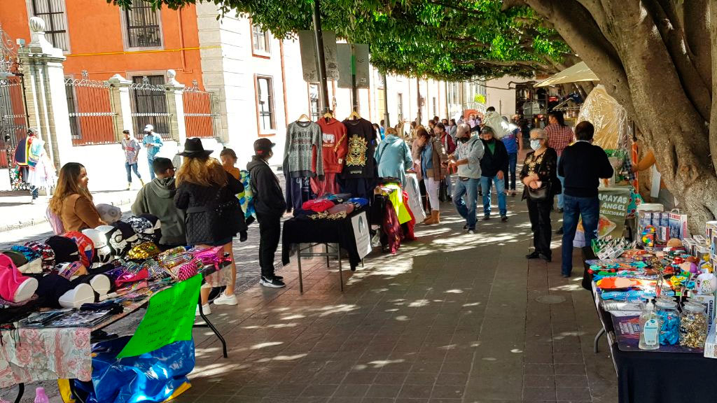 Condonan derecho de uso de piso a comerciantes y guías de turistas