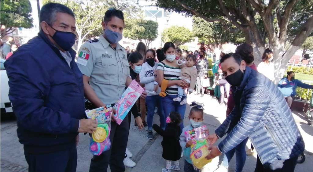 Llevan empresarios regalos a niños de 3 comunidades