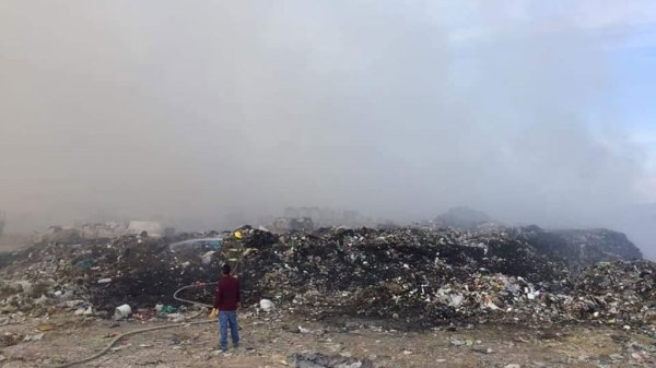 Reaviva incendio en basurero de Comonfort; humo llega a Celaya