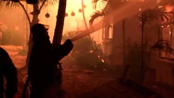 Fuerte incendio en Tulum consume negocios y evacuan a mil personas