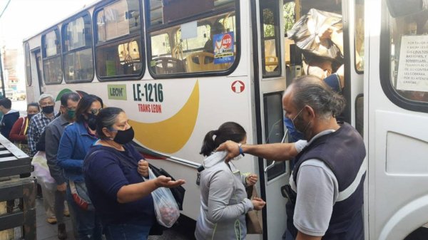 ‘Bajan’ a 12 mil usuarios de transporte público por no traer cubrebocas