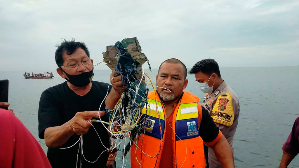 Se estrella avión de pasajeros en Yakarta; encuentran restos en el mar