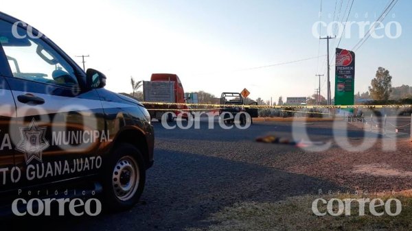 Semi desnudo y con huellas de tortura dejan cuerpo frente a gasolinera