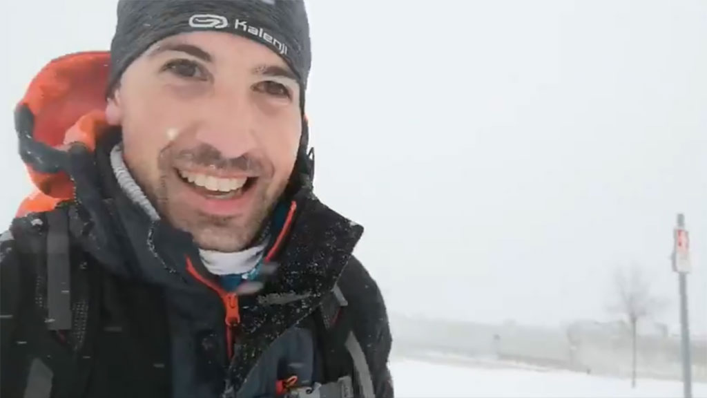 Camina 17 km en plena nevada para llegar a su trabajo y salvar vidas