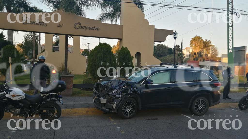 Choque entre una pipa de gas y una camioneta particular deja cuantiosos daños materiales