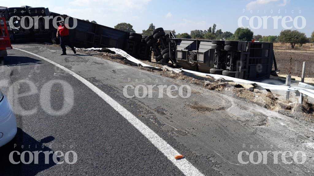 Volcadura de tráiler deja más de 60 toneladas de maíz esparcidas sobre el libramiento