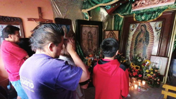 Cerraron el templo, pero celayenses colocaron altares a la Virgen de Guadalupe en sus casas