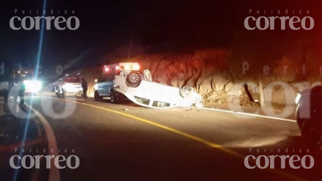 Muere tras volcadura en carretera Santa Catarina-Atarjea