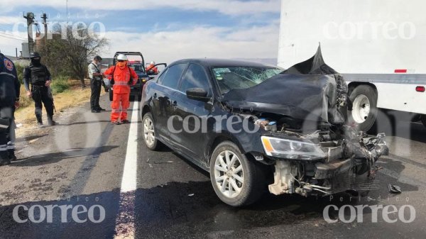 Por huir de sujetos armados, choca con otro auto en carretera de Pénjamo