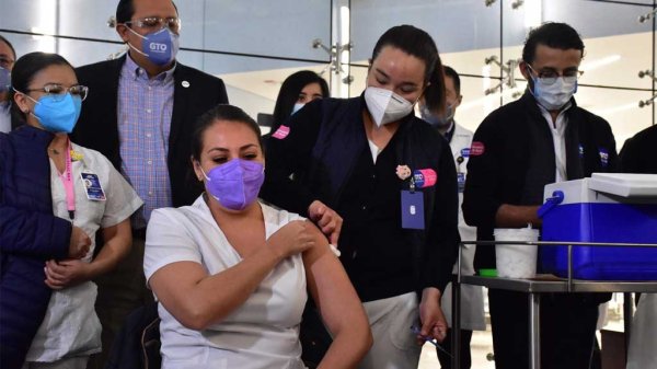 Enfermera del área COVID es la primera en recibir la vacuna en León