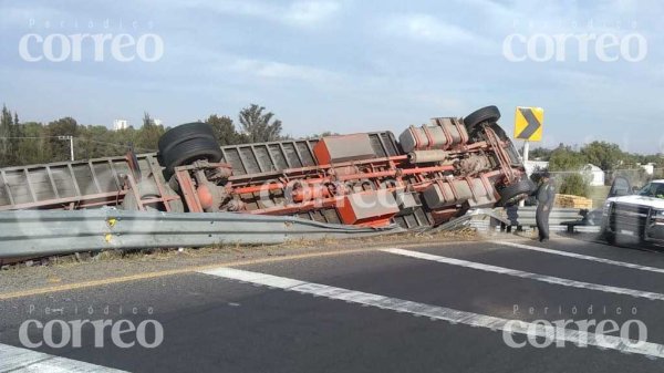 Volcaduras sobre carreteras de Celaya dejan solo daños materiales