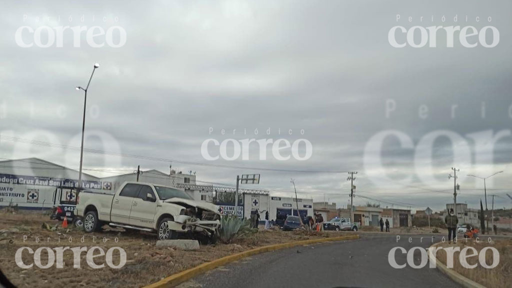 Fallece mujer en aparatoso choque en carretera de San Miguel de Allende