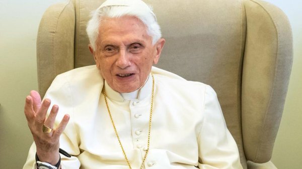 Benedicto XVI también se vacuna contra Covid-19