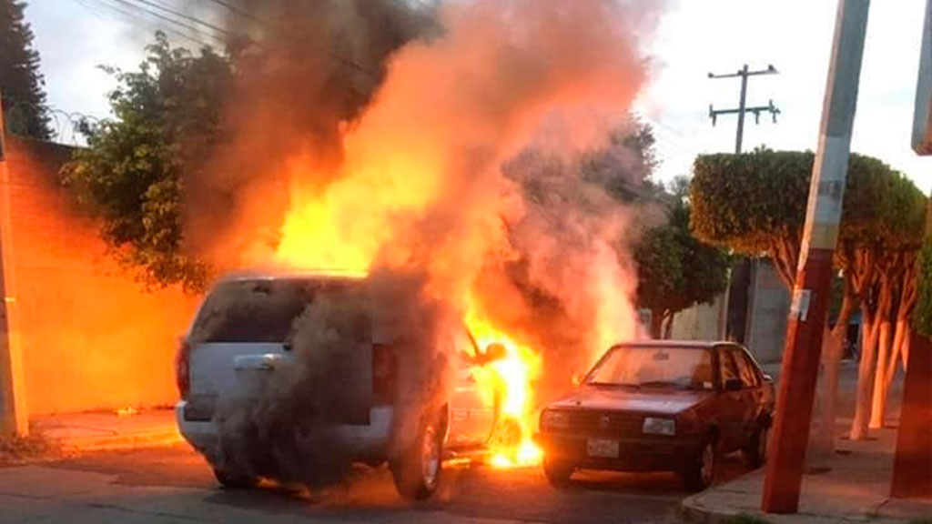 Camioneta se incendia y genera gran alarma en Celaya