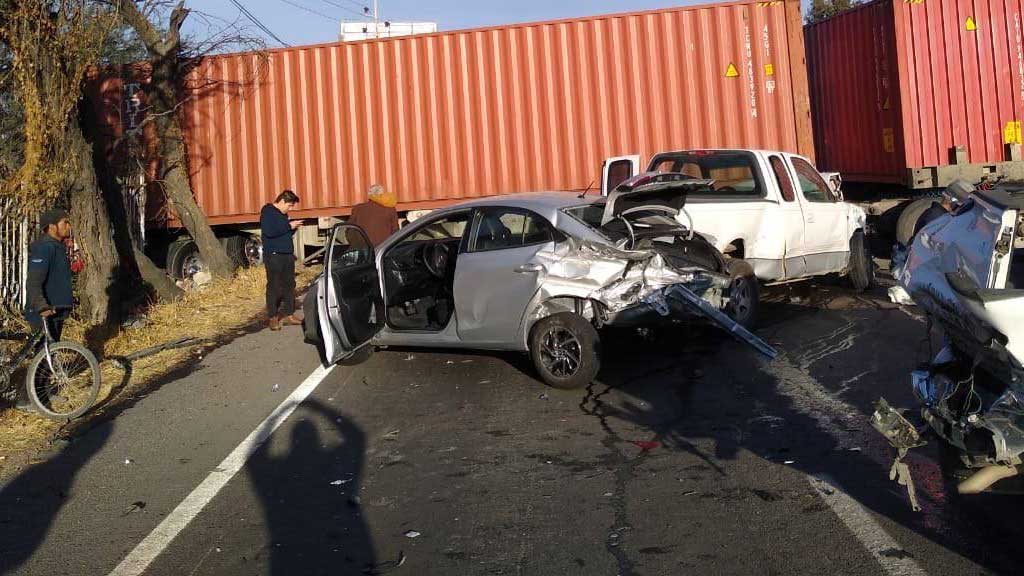 Reportan aparatoso choque entre un tráiler y seis carros en la León-Silao