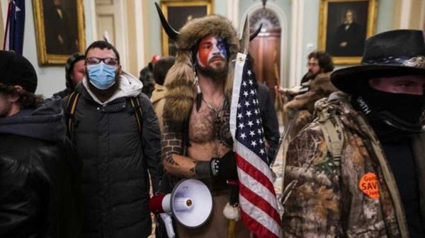 Hombre vestido de bisonte que irrumpió en el Capitolio pide el perdón de Trump