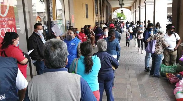 Molestan a ciudadanos largas filas para predial