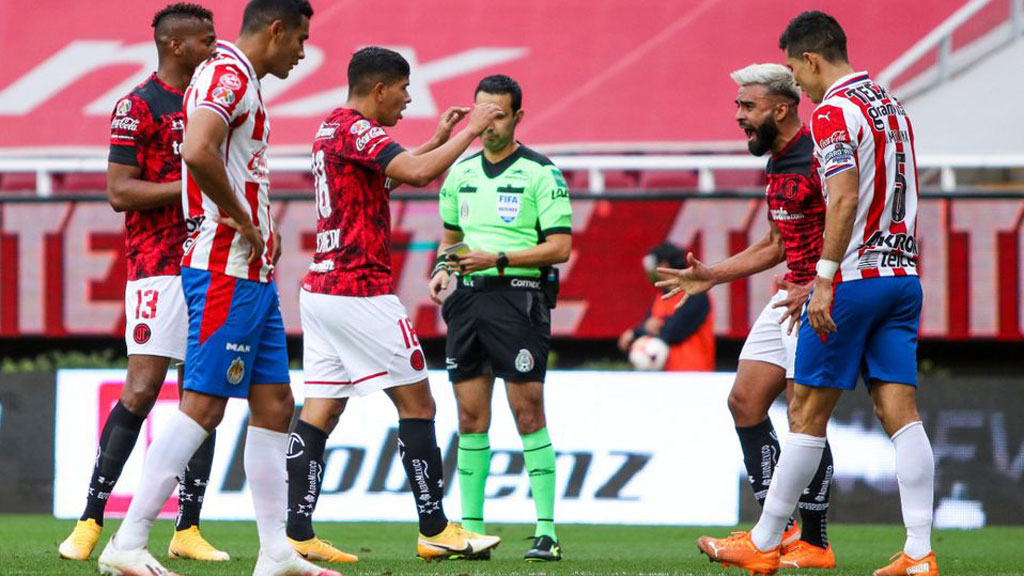 Chivas y Toluca dividen puntos en duelo de baja calidad