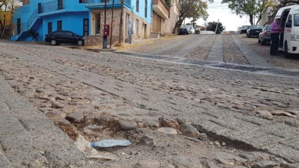 Exigen reparar baches con varios años de antigüedad