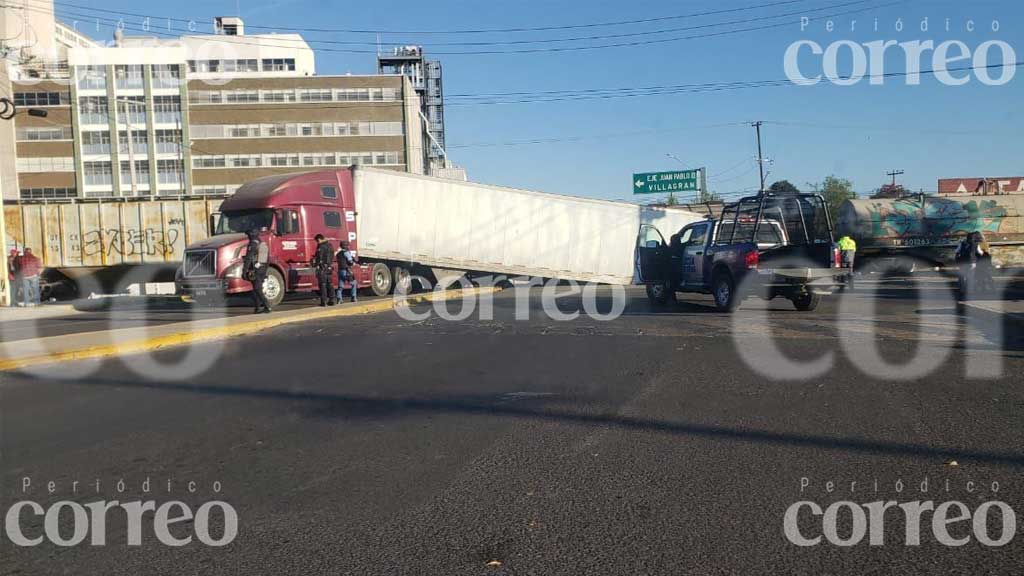 ¡Se salva de milagro! Chofer de un tráiler intenta ganarle al tren y termina impactado