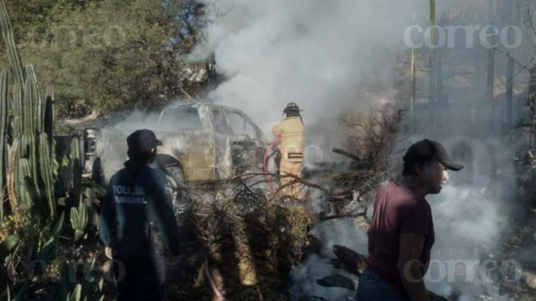 Hombre vuelca su camioneta y se incendia en comunidad de Los Linderos