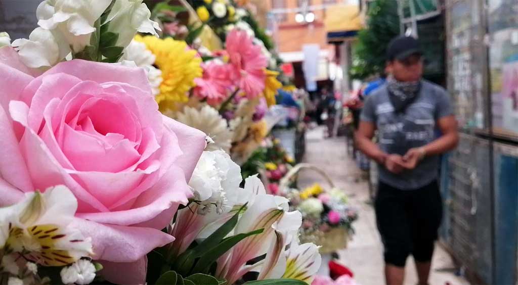 Bajan ventas de florerías en Mercado Morelos