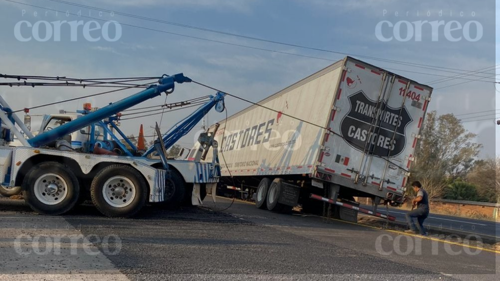 Tráiler de Castores derrapa y provoca un caos vial sobre la Irapuato – Abasolo