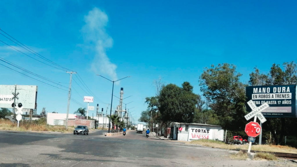 Piden colonos puente en cruce de las vías del tren