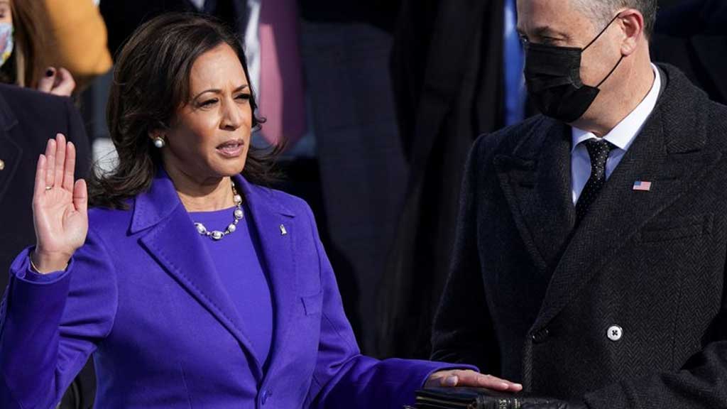 Kamala Harris se convierte en la primera mujer en tomar posesión como vicepresidenta de los EEUU