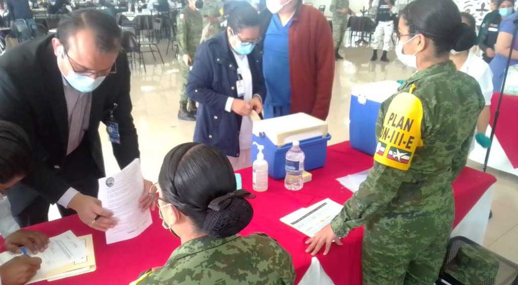 Con segunda ronda, vacunan a personal de salud